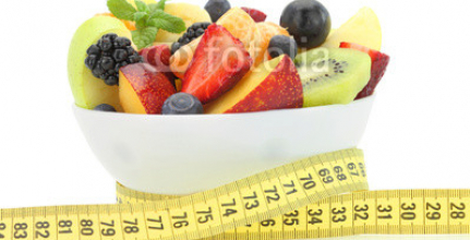 Diet_meal._Fruit_salad_in_a_bowl_with_measuring_tape.jpg