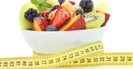 Diet_meal._Fruit_salad_in_a_bowl_with_measuring_tape.jpg